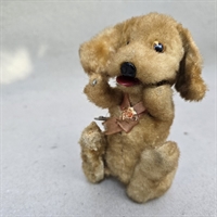 siddende-plyshund-brun-roed-tunge-Victor-mekanisk-japansk-TN--noegleoptraek-vintage-legetoej-